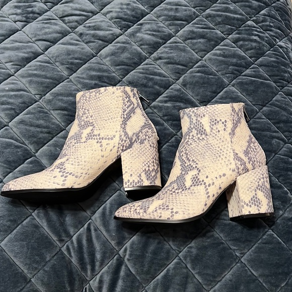 Steve Madden snake skin print ankle boot - Picture 1 of 8